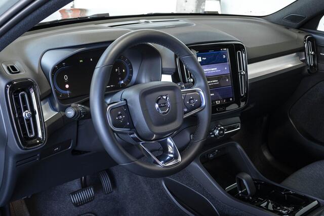 Volvo XC40 B4 Plus Dark | Verwarmde Voorstoelen+Stuurwiel | Verwarmde voorruit | Semi-Elektrische Trekhaak | Harman Kardon Premium Audio | Apple Carplay / Android Auto | Elektrisch bedienbare voorstoelen | Google infotaiment