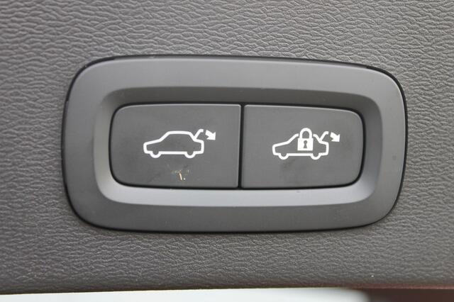 Volvo XC40 B4 211PK Automaat Plus Dark "Black uitgevoerd" / Google infotainment / Harman Kardon audio / Getinte ramen van de B-Stijl / Stoel en stuurwielverwarming