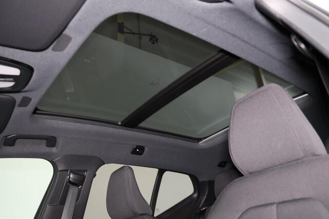 Volvo XC40 Recharge Twin Ultimate 82 kWh - Panorama/schuifdak - IntelliSafe Assist & Surround - 360º Camera - Harman/Kardon audio - Verwarmde voorstoelen & stuur - Parkeersensoren voor & achter - Elektr. bedienb. voorstoelen met geheugen links - Draadloze tel. lader
