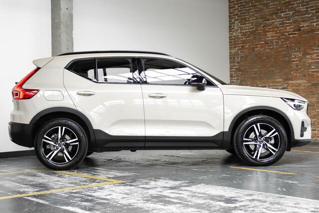 Volvo XC40 B4 Plus Dark | Trekhaak Semi-elektrisch | Adaptieve Cruise Control | Pilot Assist | Verwarmbare voorstoelen | Verwarmbaar stuurwiel | Blind Spot Information System | Verwarmbare voorruit | Parkeercamera | Parkeersensoren voor + achter |