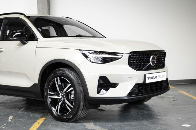 Volvo XC40 B4 Plus Dark | Trekhaak Semi-elektrisch | Adaptieve Cruise Control | Pilot Assist | Verwarmbare voorstoelen | Verwarmbaar stuurwiel | Blind Spot Information System | Verwarmbare voorruit | Parkeercamera | Parkeersensoren voor + achter |