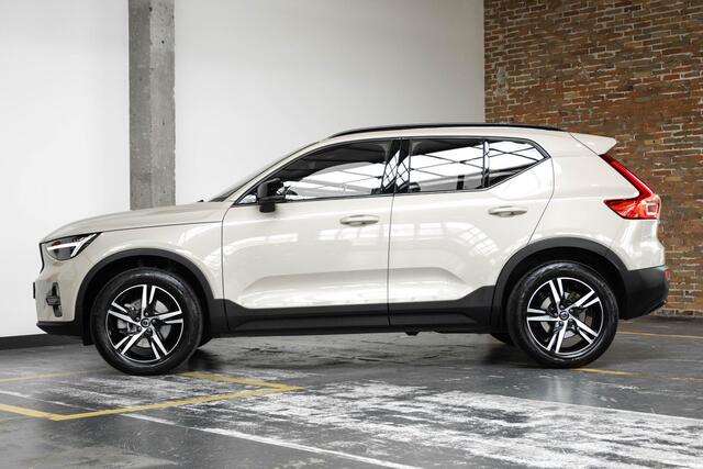 Volvo XC40 B4 Plus Dark | Trekhaak Semi-elektrisch | Adaptieve Cruise Control | Pilot Assist | Verwarmbare voorstoelen | Verwarmbaar stuurwiel | Blind Spot Information System | Verwarmbare voorruit | Parkeercamera | Parkeersensoren voor + achter |