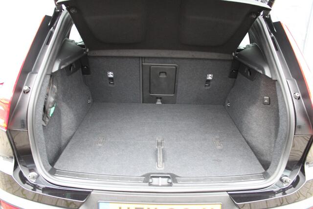 Volvo XC40 B4 Plus Dark | Trekhaak | Stoelverwarming | Premium Audio