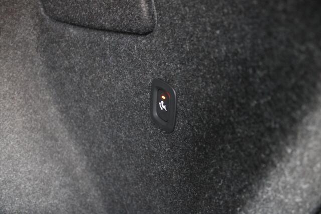 Volvo XC40 B4 Plus Dark | Trekhaak | Stoelverwarming | Premium Audio