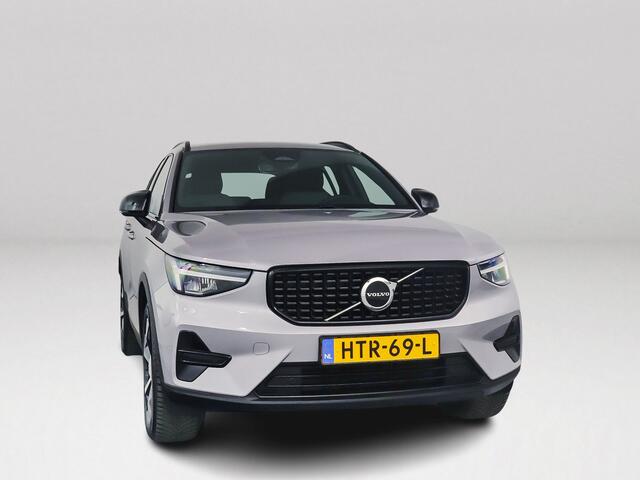 Volvo XC40 B4 Plus Dark Modeljaar 2026 | Parkeercamera | Harman Kardon | Stoel- en Stuurverwarming | Trekhaak
