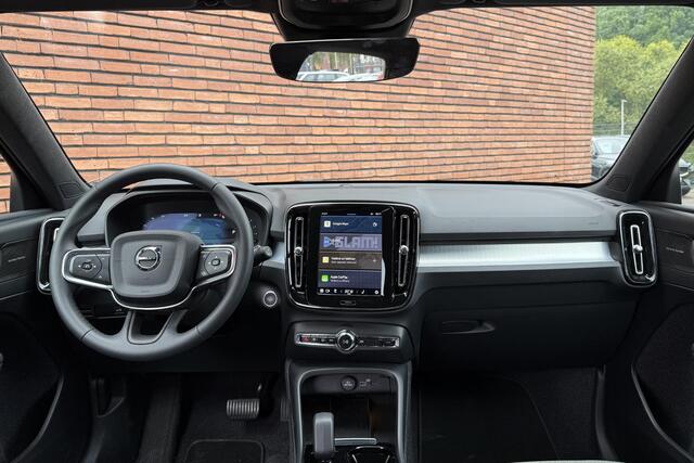 Volvo XC40 B4 Plus Dark | Verwarmde Stoelen+Stuurwiel | Semi- Elektrische Trekhaak | Verwarmbare Voorruit | AppleCarplay / AndroidAuto | Keyless Entry/Start | Harman Kardon Premium Audio | Park Assist |