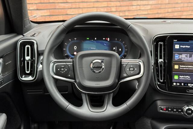 Volvo XC40 B4 Plus Dark | Verwarmde Stoelen+Stuurwiel | Semi- Elektrische Trekhaak | Verwarmbare Voorruit | AppleCarplay / AndroidAuto | Keyless Entry/Start | Harman Kardon Premium Audio | Park Assist |