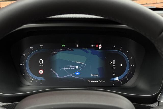 Volvo XC40 B4 Plus Dark | Verwarmde Stoelen+Stuurwiel | Semi- Elektrische Trekhaak | Verwarmbare Voorruit | AppleCarplay / AndroidAuto | Keyless Entry/Start | Harman Kardon Premium Audio | Park Assist |