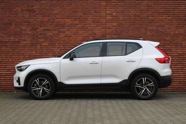 Volvo XC40 B4 Plus Dark | Verwarmde Stoelen+Stuurwiel | Semi- Elektrische Trekhaak | Verwarmbare Voorruit | AppleCarplay / AndroidAuto | Keyless Entry/Start | Harman Kardon Premium Audio | Park Assist |