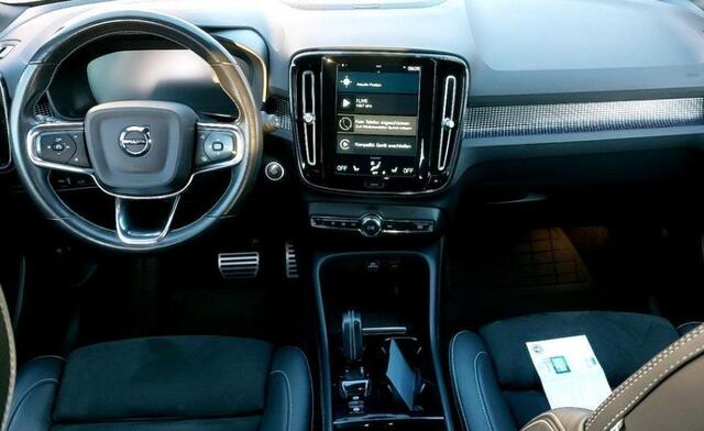 Volvo XC40 Plug-in Hybrid T5 R-Design | Adaptive cruise control | Harman Kardon audio | Stoel- en stuurverwarming | Elektrische stoelverstelling | Achteruitrijcamera | Voorruitverwarming | Parkeersensoren voor + achter | Dode hoek detectie BLIS |