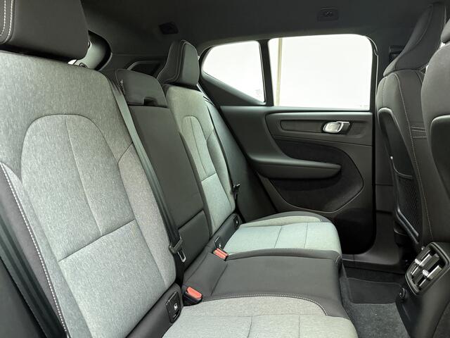 Volvo XC40 T4 211pk Plus Dark / Harman&Kardon / Elektr. Stoelen / Keyless / Trekhaak / Adapt. Cruise / 18'' + All Season / PDC + Camera / Stoel + Stuurw. Verwarming /