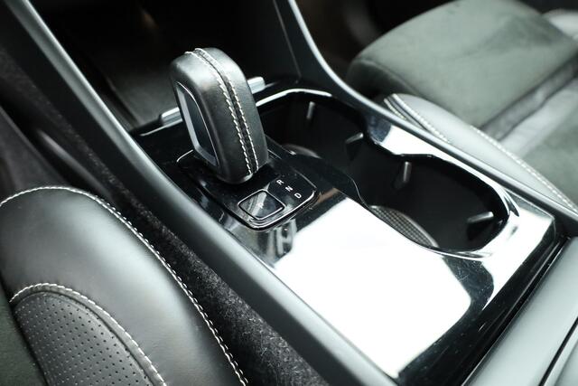 Volvo XC40 Recharge P8 AWD R-Design 408pk | Pano | Elek. Trekhaak | CarPlay | Keyless | Adapt. Cruise | H&K Audio | 360Cam | Google