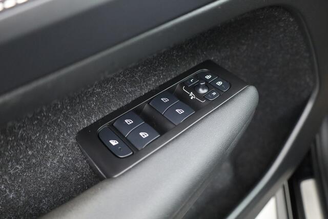 Volvo XC40 Recharge P8 AWD R-Design 408pk | Pano | Elek. Trekhaak | CarPlay | Keyless | Adapt. Cruise | H&K Audio | 360Cam | Google