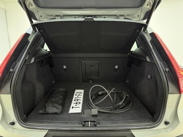 Volvo XC40 T5 262pk Plus Dark / Nubuck / Elektr. verstelbare stoelen / Stoel/- en stuurverwarming / Trekhaak /