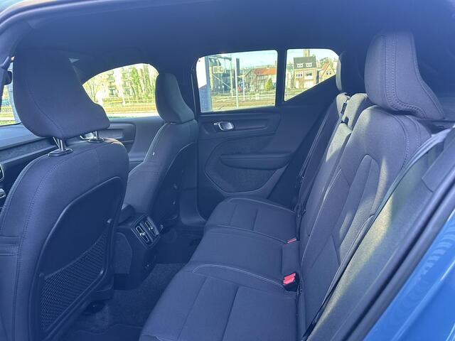 Volvo XC40 Recharge Core 70 kWh Verwarmde stoelen voor, Verwarmd stuurwiel, Trekhaak semi elektrisch, Parkeer camera, Parkeer verwarming, Volvo On call