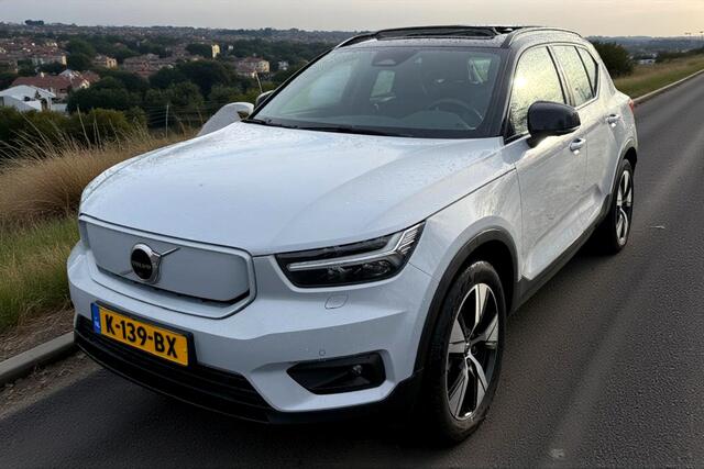 Volvo XC40 Recharge P8 AWD 300kW/408pk Aut. R-Design PANORAMADAK + HARMAN/KARDON + ADAPT.CRUISE + EL.TREKHAAK + 360 CAMERA + BLIS + PILOT ASSIST + GOOGLE DASHBOARD + LANE ASSIST + NAPPALEDER + STOEL-/ACHTERBANK-&STUURVERWARMING + PARKSENSOREN V&A + 19" LM-VELGEN!!