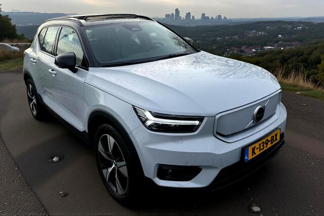 Volvo XC40 Recharge P8 AWD 300kW/408pk Aut. R-Design PANORAMADAK + HARMAN/KARDON + ADAPT.CRUISE + EL.TREKHAAK + 360 CAMERA + BLIS + PILOT ASSIST + GOOGLE DASHBOARD + LANE ASSIST + NAPPALEDER + STOEL-/ACHTERBANK-&STUURVERWARMING + PARKSENSOREN V&A + 19" LM-VELGEN!!