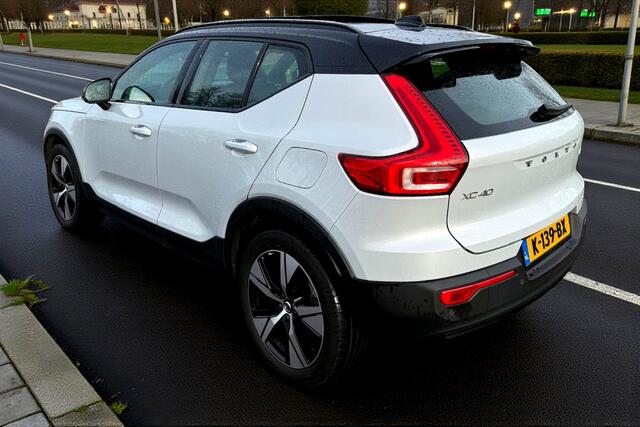 Volvo XC40 Recharge P8 AWD 300kW/408pk Aut. R-Design PANORAMADAK + HARMAN/KARDON + ADAPT.CRUISE + EL.TREKHAAK + 360 CAMERA + BLIS + PILOT ASSIST + GOOGLE DASHBOARD + LANE ASSIST + NAPPALEDER + STOEL-/ACHTERBANK-&STUURVERWARMING + PARKSENSOREN V&A + 19" LM-VELGEN!!