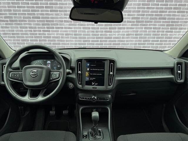 Volvo XC40 1.5 T2 Momentum Core VOORLOOP DE NEGRO | Camera | Parkeersensoren voor + Achter | Navigatie | On Call | Carplay | Regensensor |