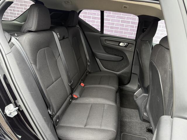 Volvo XC40 1.5 T2 Momentum Core VOORLOOP DE NEGRO | Camera | Parkeersensoren voor + Achter | Navigatie | On Call | Carplay | Regensensor |
