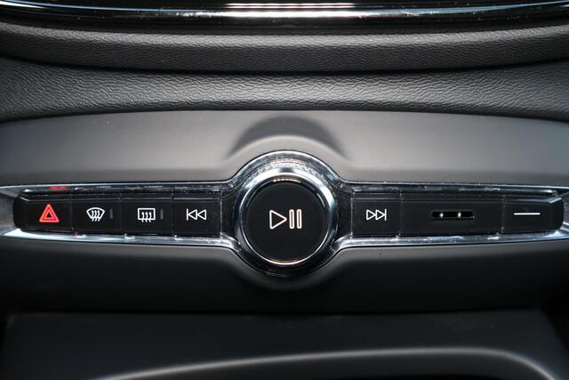 Volvo XC40 Recharge Twin Ultimate 78 kWh - Panorama/schuifdak - IntelliSafe Assist & Surround - 360º Camera - Harman/Kardon audio - Verwarmde voorstoelen & stuur - Parkeersensoren voor & achter - Elektr. bedienb. voorstoelen met geheugen links - Draadloze tel. lader