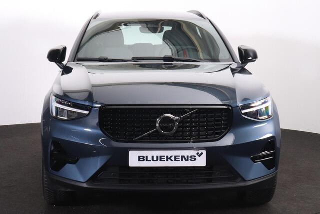 Volvo XC40 B4 Plus Dark - IntelliSafe Assist & Surround - Harman/Kardon audio - Parkeercamera achter - Verwarmde voorstoelen & stuur - Parkeersensoren voor & achter - Elektr. bedienb. voorstoelen met geheugen links - Draadloze tel. lader - Elektr. inklapbare trekhaa
