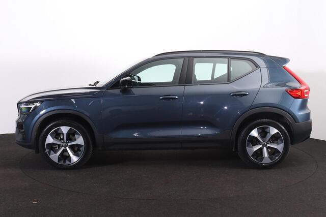 Volvo XC40 B4 Plus Dark - IntelliSafe Assist & Surround - Harman/Kardon audio - Parkeercamera achter - Verwarmde voorstoelen & stuur - Parkeersensoren voor & achter - Elektr. bedienb. voorstoelen met geheugen links - Draadloze tel. lader - Elektr. inklapbare trekhaa