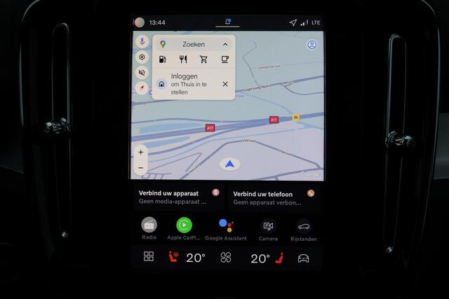 Volvo XC40 B4 Plus Dark - IntelliSafe Assist & Surround - Harman/Kardon audio - Parkeercamera achter - Verwarmde voorstoelen & stuur - Parkeersensoren voor & achter - Elektr. bedienb. voorstoelen met geheugen links - Draadloze tel. lader - Elektr. inklapbare trekhaa
