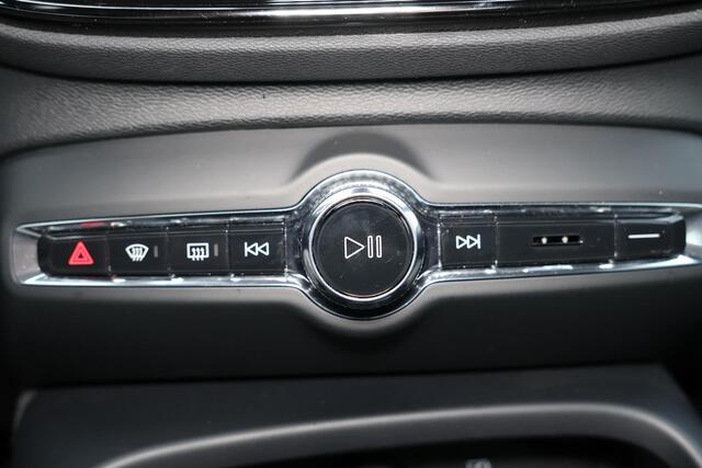 Volvo XC40 B4 Plus Dark - IntelliSafe Assist & Surround - Harman/Kardon audio - Parkeercamera achter - Verwarmde voorstoelen & stuur - Parkeersensoren voor & achter - Elektr. bedienb. voorstoelen met geheugen links - Draadloze tel. lader - Elektr. inklapbare trekhaa