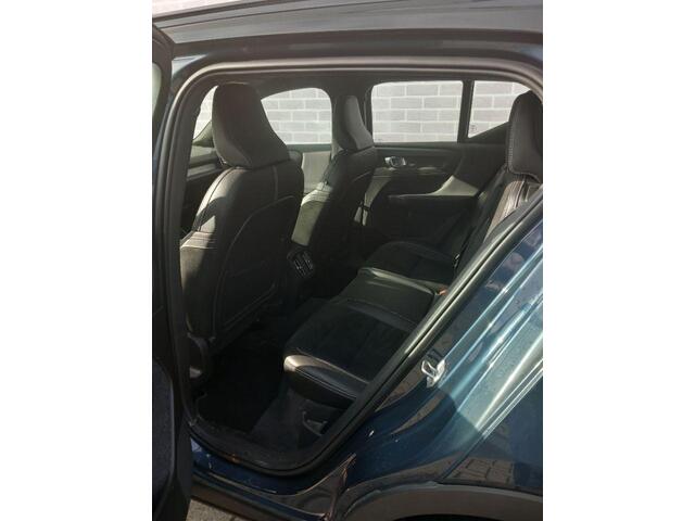 Volvo XC40 Recharge Twin Pro | Power Seats | Trekhaak | Panoramadak | 360 Camera | Harman Kardon | Adaptieve Cruise Control |