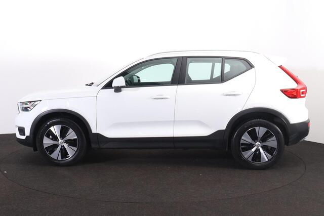 Volvo XC40 B4 Business Pro - IntelliSafe Assist & Surround - Parkeercamera achter - Verwarmde voorstoelen, stuur & achterbank - Parkeersensoren voor & achter - High Performance audio - Standkachel - Elektr. inklapbare trekhaak - 18' LMV