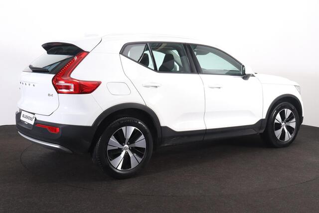 Volvo XC40 B4 Business Pro - IntelliSafe Assist & Surround - Parkeercamera achter - Verwarmde voorstoelen, stuur & achterbank - Parkeersensoren voor & achter - High Performance audio - Standkachel - Elektr. inklapbare trekhaak - 18' LMV
