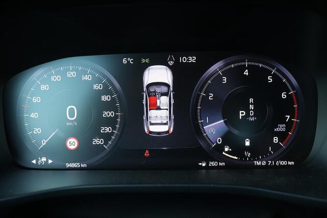 Volvo XC40 B4 Business Pro - IntelliSafe Assist & Surround - Parkeercamera achter - Verwarmde voorstoelen, stuur & achterbank - Parkeersensoren voor & achter - High Performance audio - Standkachel - Elektr. inklapbare trekhaak - 18' LMV