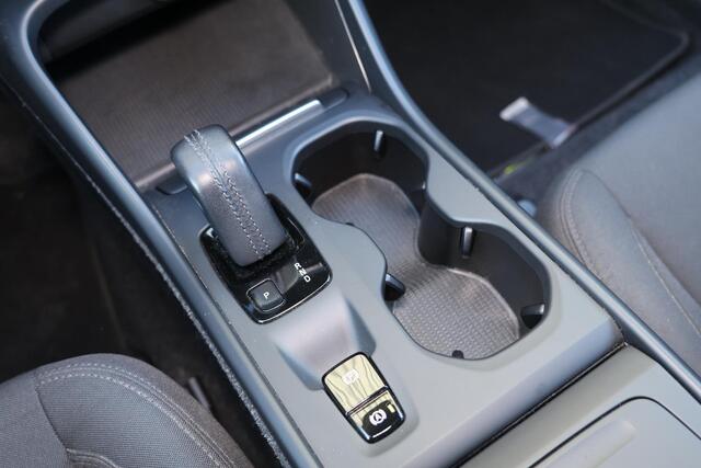 Volvo XC40 B4 Business Pro - IntelliSafe Assist & Surround - Parkeercamera achter - Verwarmde voorstoelen, stuur & achterbank - Parkeersensoren voor & achter - High Performance audio - Standkachel - Elektr. inklapbare trekhaak - 18' LMV