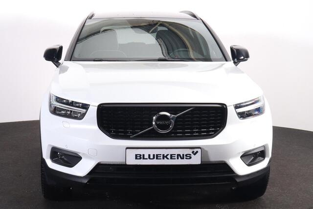 Volvo XC40 B4 R-Design - IntelliSafe Assist & Surround - Harman/Kardon audio - Adaptieve LED koplampen - Parkeercamera achter - Verwarmde voorstoelen & stuur - Parkeersensoren voor & achter - Elektr. bedienb. voorstoelen met geheugen links - Draadloze tel. lader - E