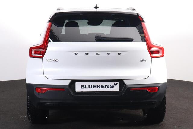 Volvo XC40 B4 R-Design - IntelliSafe Assist & Surround - Harman/Kardon audio - Adaptieve LED koplampen - Parkeercamera achter - Verwarmde voorstoelen & stuur - Parkeersensoren voor & achter - Elektr. bedienb. voorstoelen met geheugen links - Draadloze tel. lader - E