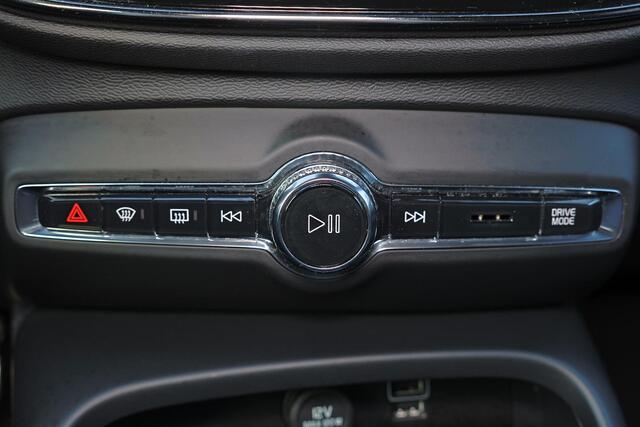 Volvo XC40 B4 R-Design - IntelliSafe Assist & Surround - Harman/Kardon audio - Adaptieve LED koplampen - Parkeercamera achter - Verwarmde voorstoelen & stuur - Parkeersensoren voor & achter - Elektr. bedienb. voorstoelen met geheugen links - Draadloze tel. lader - E