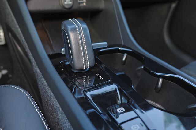 Volvo XC40 B4 R-Design - IntelliSafe Assist & Surround - Harman/Kardon audio - Adaptieve LED koplampen - Parkeercamera achter - Verwarmde voorstoelen & stuur - Parkeersensoren voor & achter - Elektr. bedienb. voorstoelen met geheugen links - Draadloze tel. lader - E