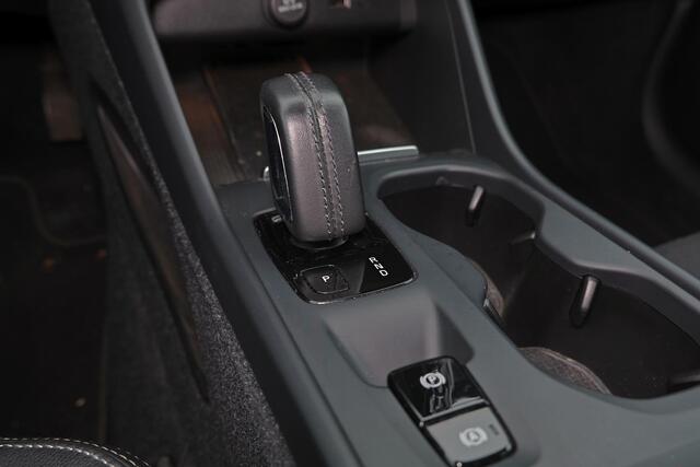 Volvo XC40 T3 Momentum - IntelliSafe Assist & Surround - Harman/Kardon audio - Adaptieve LED koplampen - Parkeercamera achter - Verwarmde voorstoelen - Parkeersensoren voor & achter - Elektr. bedienb. voorstoelen met geheugen links - Draadloze tel. lader - 18' LMV