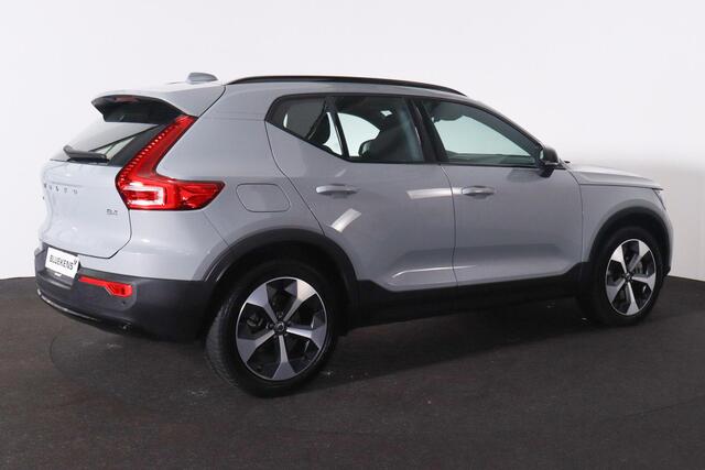 Volvo XC40 B4 Plus Dark - IntelliSafe Assist & Surround - Harman/Kardon audio - Parkeercamera achter - Verwarmde voorstoelen & stuur - Parkeersensoren voor & achter - Elektr. bedienb. voorstoelen met geheugen links - Draadloze tel. lader - Elektr. inklapbare trekhaa