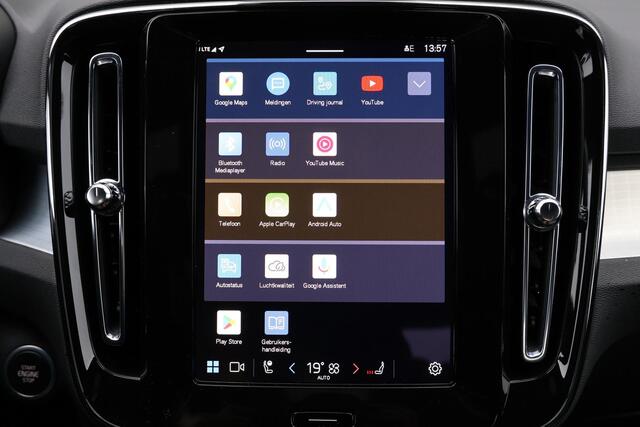 Volvo XC40 B4 Plus Dark - IntelliSafe Assist & Surround - Harman/Kardon audio - Parkeercamera achter - Verwarmde voorstoelen & stuur - Parkeersensoren voor & achter - Elektr. bedienb. voorstoelen met geheugen links - Draadloze tel. lader - Elektr. inklapbare trekhaa