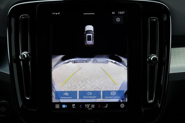 Volvo XC40 B4 Plus Dark - IntelliSafe Assist & Surround - Harman/Kardon audio - Parkeercamera achter - Verwarmde voorstoelen & stuur - Parkeersensoren voor & achter - Elektr. bedienb. voorstoelen met geheugen links - Draadloze tel. lader - Elektr. inklapbare trekhaa
