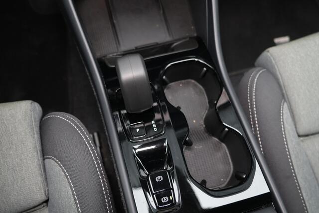 Volvo XC40 B4 Plus Dark - IntelliSafe Assist & Surround - Harman/Kardon audio - Parkeercamera achter - Verwarmde voorstoelen & stuur - Parkeersensoren voor & achter - Elektr. bedienb. voorstoelen met geheugen links - Draadloze tel. lader - Elektr. inklapbare trekhaa