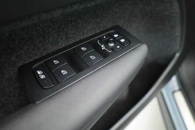 Volvo XC40 1.5 T4 Plug-in hybrid Ultimate Dark | Pano | Dig. Cockpit | Nav+CarPlay | Stuur+Stoelverw. | Harman/Kardon | Leder | 360*+PDC | Elek. Trekhaak | Led V