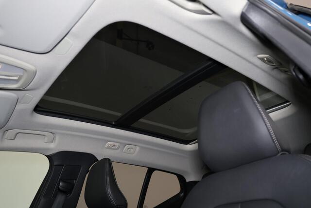 Volvo XC40 B3 Ultimate Dark - Panorama/schuifdak - IntelliSafe Assist & Surround - 360º Camera - Harman/Kardon audio - Verwarmde voorstoelen & stuur - Parkeersensoren voor & achter - Elektr. bedienb. voorstoelen met geheugen links - Draadloze tel. lader - Extra geti