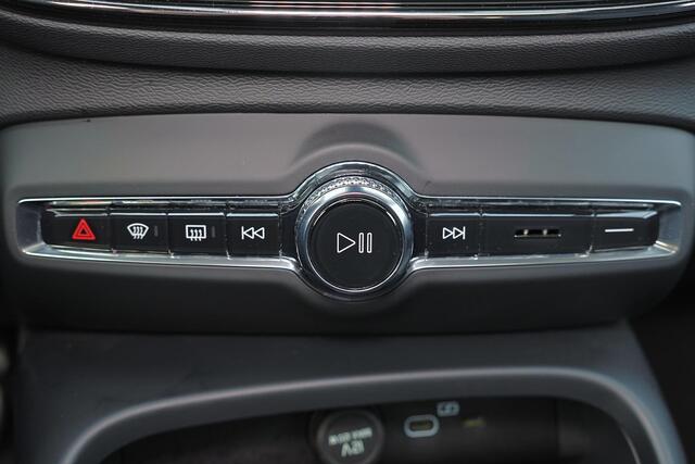 Volvo XC40 B3 Ultimate Dark - Panorama/schuifdak - IntelliSafe Assist & Surround - 360º Camera - Harman/Kardon audio - Verwarmde voorstoelen & stuur - Parkeersensoren voor & achter - Elektr. bedienb. voorstoelen met geheugen links - Draadloze tel. lader - Extra geti