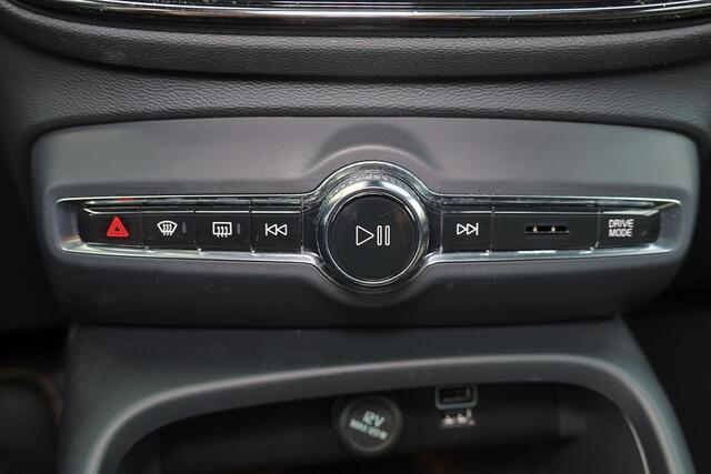 Volvo XC40 T5 Recharge Plus Dark - Panorama/schuifdak - IntelliSafe Assist - Harman/Kardon audio - Parkeercamera achter - Parkeersensoren voor & achter - Elektr. bedienb. voorstoelen met geheugen links - Draadloze tel. lader - Extra getint glas - 19' LMV