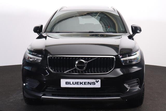 Volvo XC40 T3 Momentum - Panorama/schuifdak - Harman/Kardon audio - Parkeercamera achter - Verwarmde voorstoelen - Parkeersensoren voor & achter - Draadloze tel. lader - Volvo On Call - Cruise control - Extra getint glas - Elektr. inklapbare trekhaak - 18' LMV