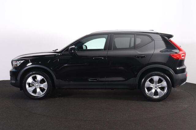 Volvo XC40 T3 Momentum - Panorama/schuifdak - Harman/Kardon audio - Parkeercamera achter - Verwarmde voorstoelen - Parkeersensoren voor & achter - Draadloze tel. lader - Volvo On Call - Cruise control - Extra getint glas - Elektr. inklapbare trekhaak - 18' LMV