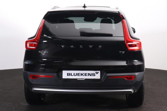 Volvo XC40 T3 Momentum - Panorama/schuifdak - Harman/Kardon audio - Parkeercamera achter - Verwarmde voorstoelen - Parkeersensoren voor & achter - Draadloze tel. lader - Volvo On Call - Cruise control - Extra getint glas - Elektr. inklapbare trekhaak - 18' LMV